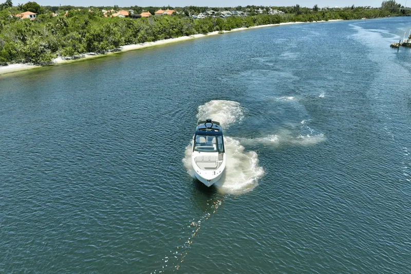 Slide: The Image of Sea Ray 370 SUNDANCER OUTBOARD 2024 - 39