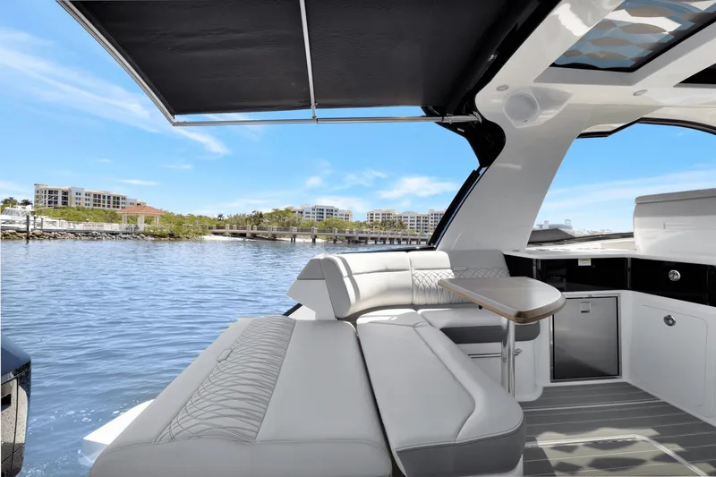 Slide: The Image of Sea Ray 370 SUNDANCER OUTBOARD 2024 - 4
