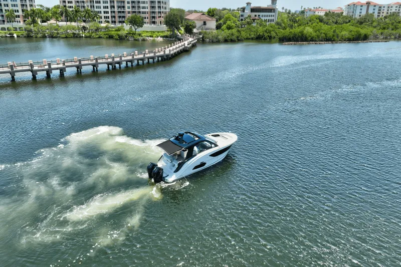Slide: The Image of Sea Ray 370 SUNDANCER OUTBOARD 2024 - 42