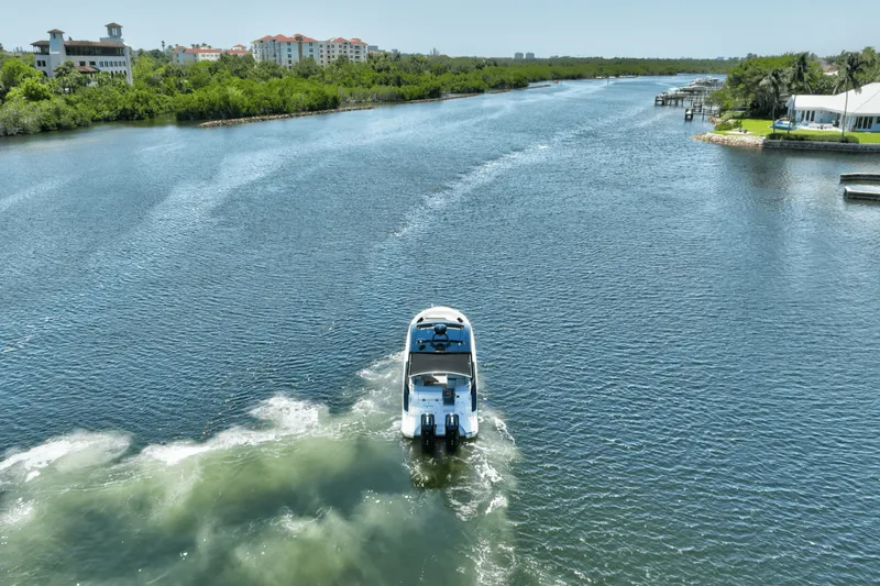 Slide: The Image of Sea Ray 370 SUNDANCER OUTBOARD 2024 - 43