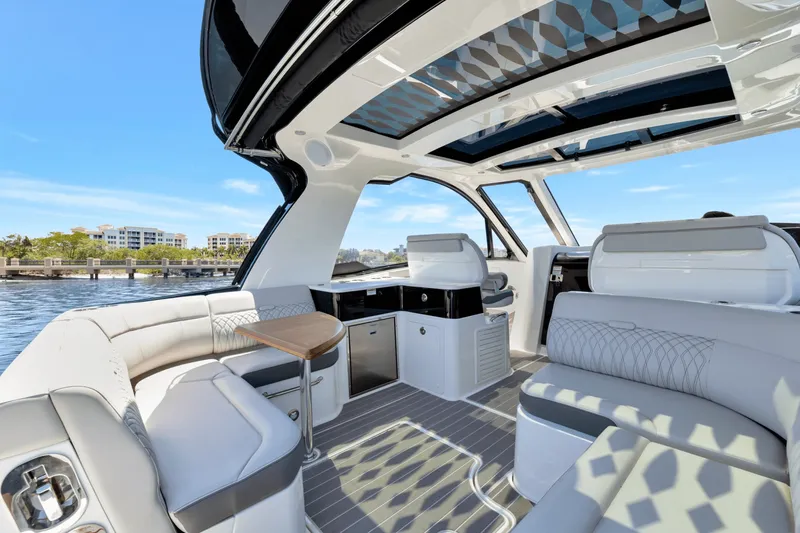 Slide: The Image of Sea Ray 370 SUNDANCER OUTBOARD 2024 - 5