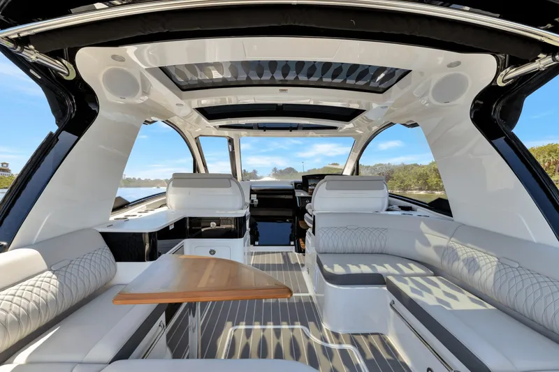 Slide: The Image of Sea Ray 370 SUNDANCER OUTBOARD 2024 - 6