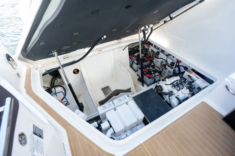 Slide: The Image of Sea Ray Sundancer 320 Outboard 2026 - 12