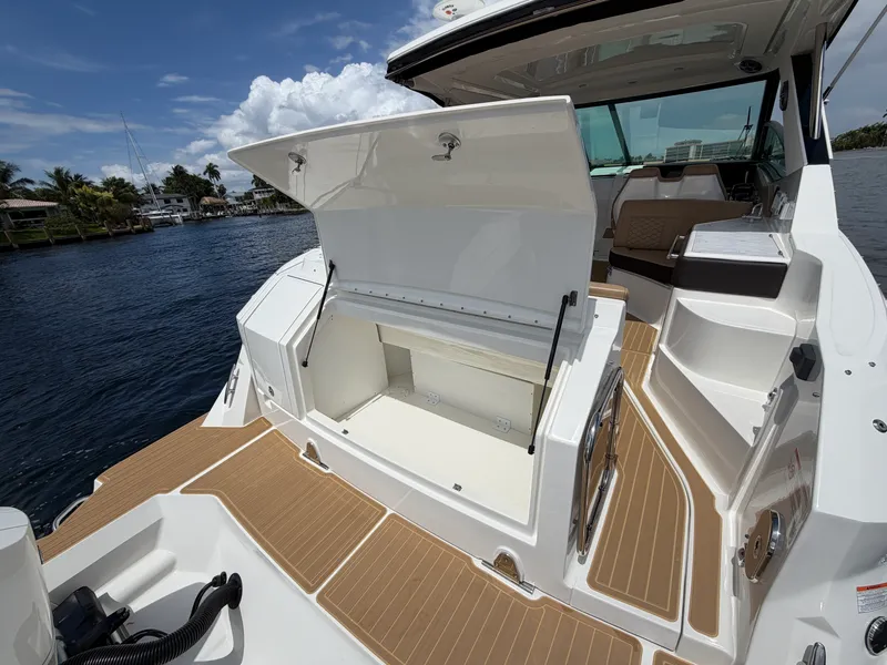 Slide: The Image of Sea Ray Sundancer 320 Outboard 2026 - 26