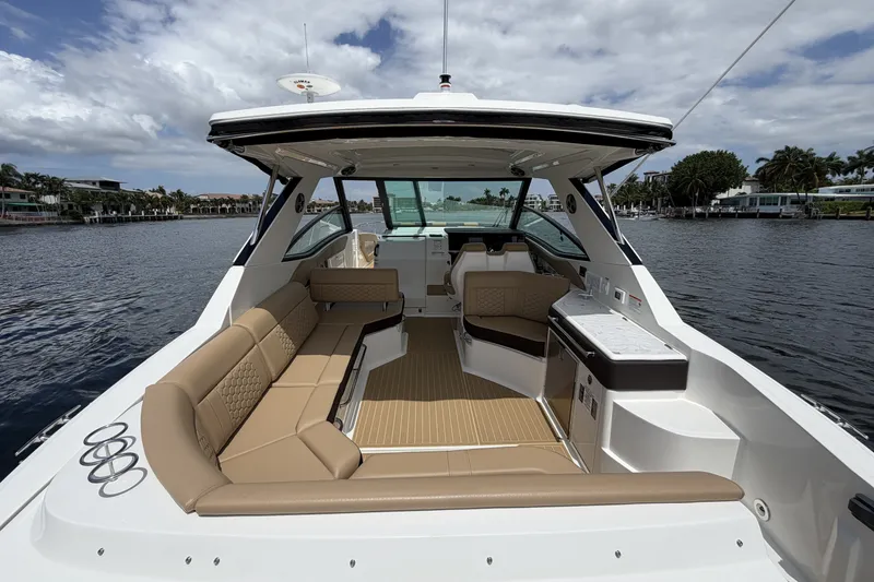 Slide: The Image of Sea Ray Sundancer 320 Outboard 2026 - 27