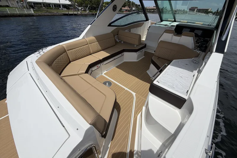 Slide: The Image of Sea Ray Sundancer 320 Outboard 2026 - 28