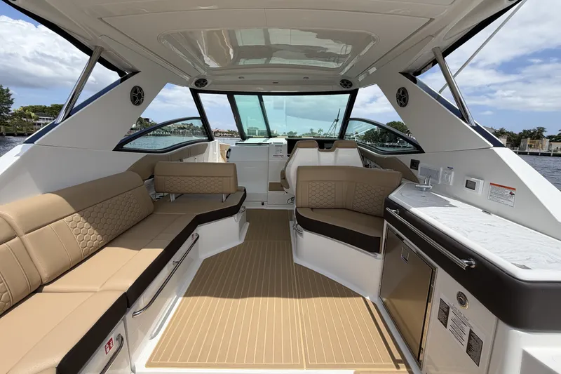 Slide: The Image of Sea Ray Sundancer 320 Outboard 2026 - 29