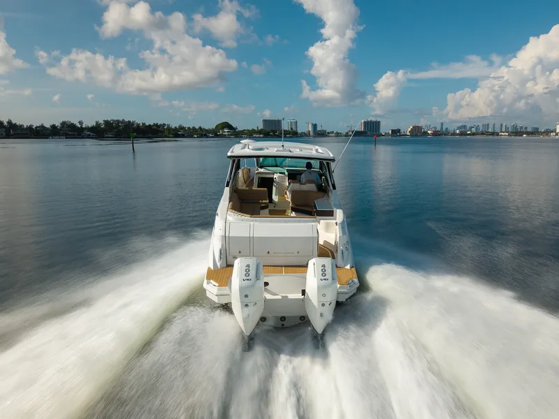 Slide: The Image of Sea Ray Sundancer 320 Outboard 2026 - 9