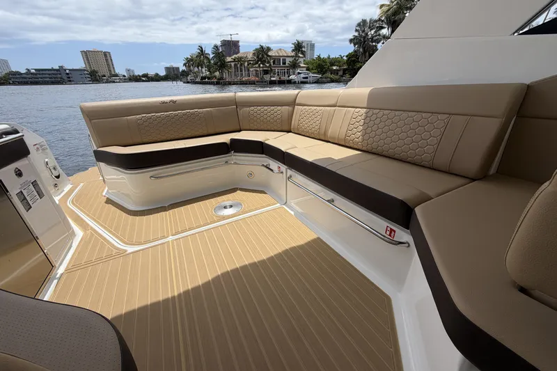 Slide: The Image of Sea Ray Sundancer 320 Outboard 2026 - 32