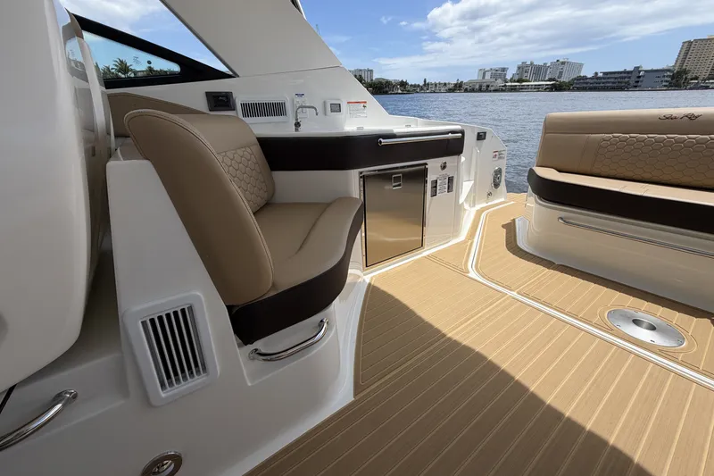 Slide: The Image of Sea Ray Sundancer 320 Outboard 2026 - 33