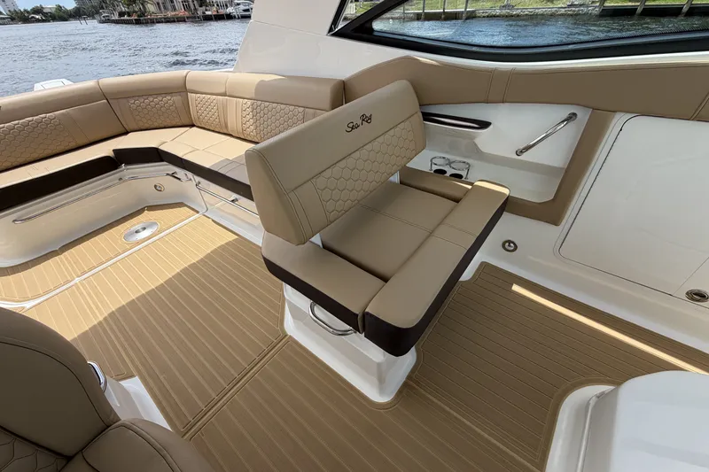 Slide: The Image of Sea Ray Sundancer 320 Outboard 2026 - 39