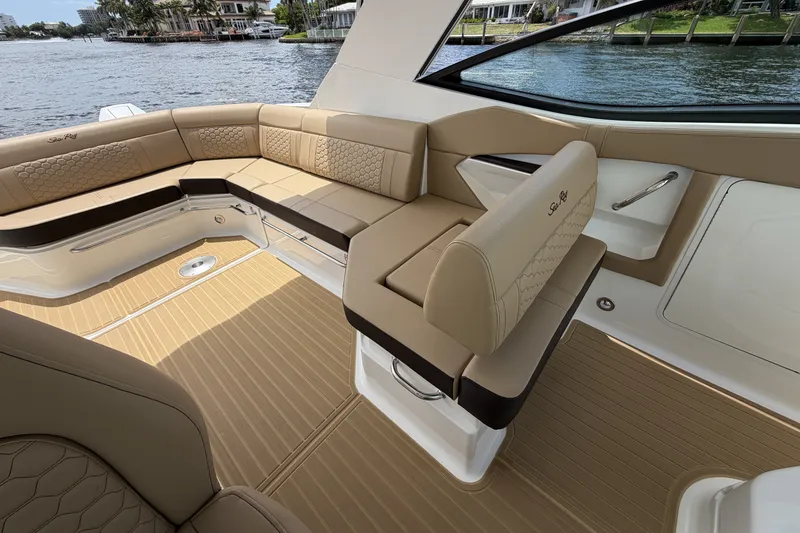 Slide: The Image of Sea Ray Sundancer 320 Outboard 2026 - 40