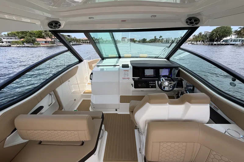Slide: The Image of Sea Ray Sundancer 320 Outboard 2026 - 41