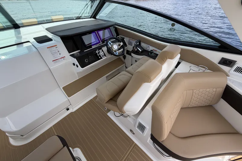 Slide: The Image of Sea Ray Sundancer 320 Outboard 2026 - 42