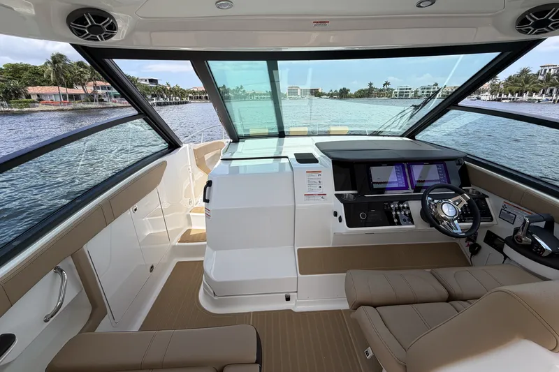 Slide: The Image of Sea Ray Sundancer 320 Outboard 2026 - 49