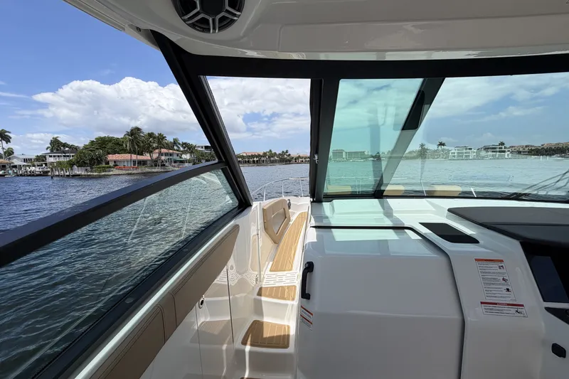 Slide: The Image of Sea Ray Sundancer 320 Outboard 2026 - 50