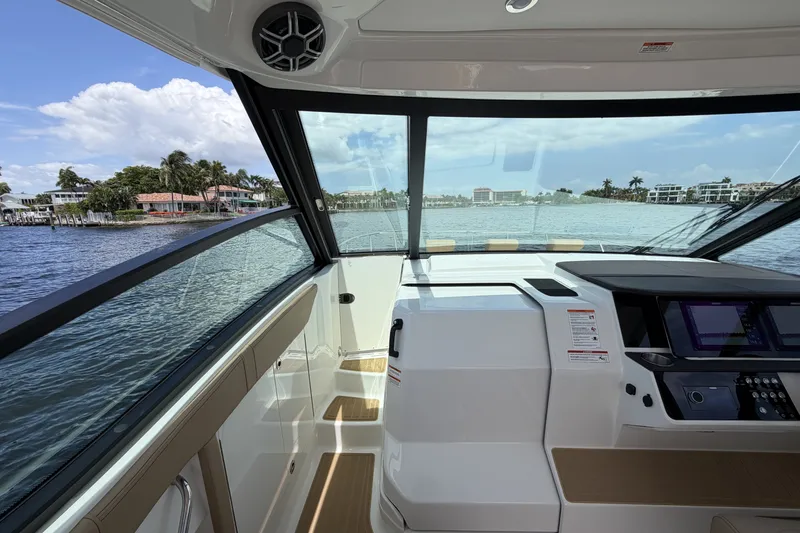 Slide: The Image of Sea Ray Sundancer 320 Outboard 2026 - 51
