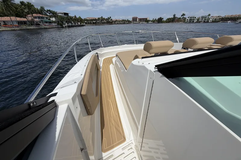 Slide: The Image of Sea Ray Sundancer 320 Outboard 2026 - 52