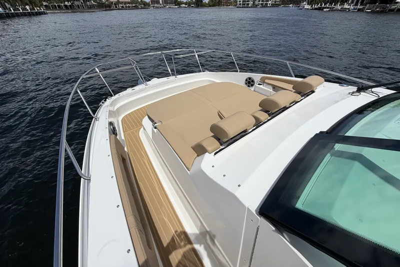 Slide: The Image of Sea Ray Sundancer 320 Outboard 2026 - 53
