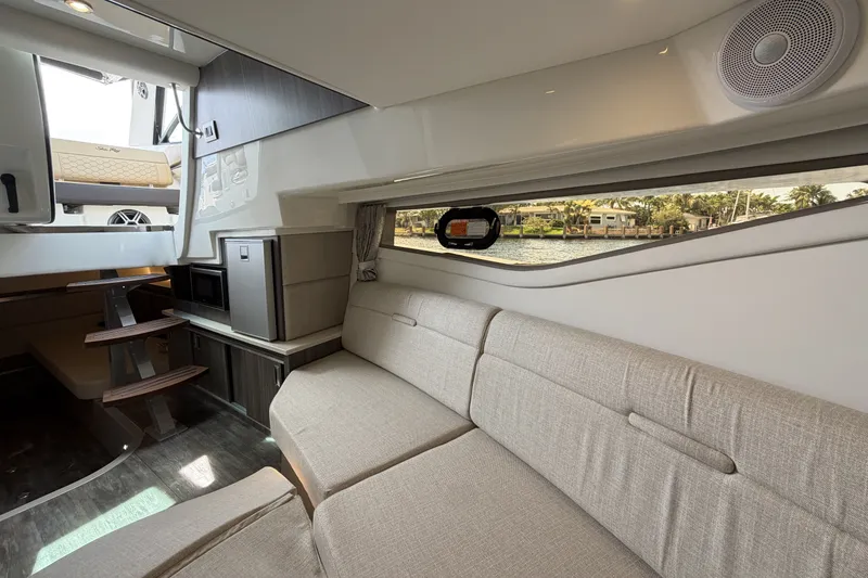 Slide: The Image of Sea Ray Sundancer 320 Outboard 2026 - 61