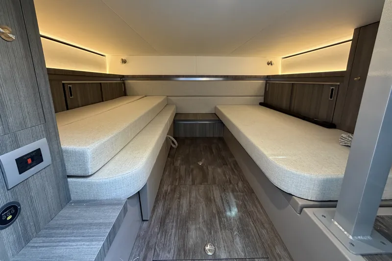 Slide: The Image of Sea Ray Sundancer 320 Outboard 2026 - 65