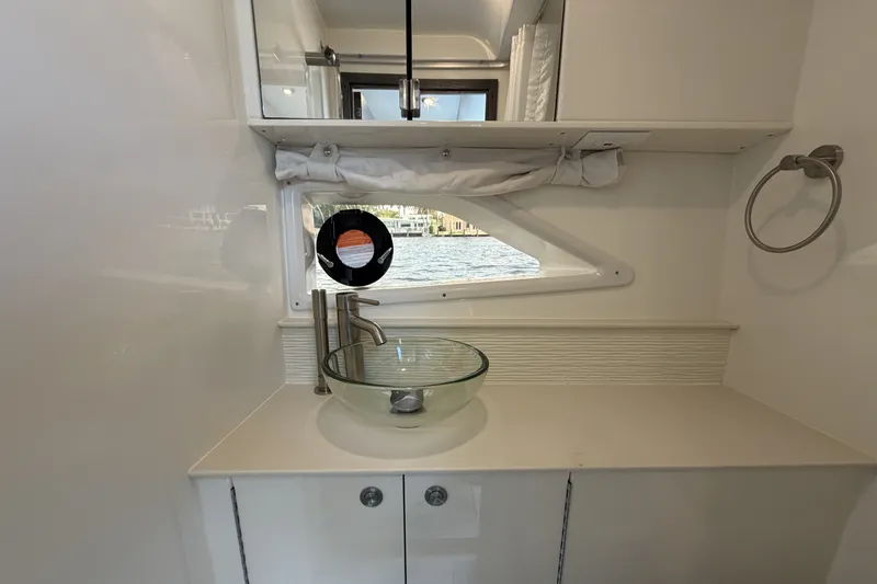 Slide: The Image of Sea Ray Sundancer 320 Outboard 2026 - 71