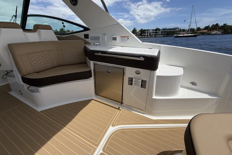 Slide: The Image of Sea Ray Sundancer 320 Outboard 2026 - 34