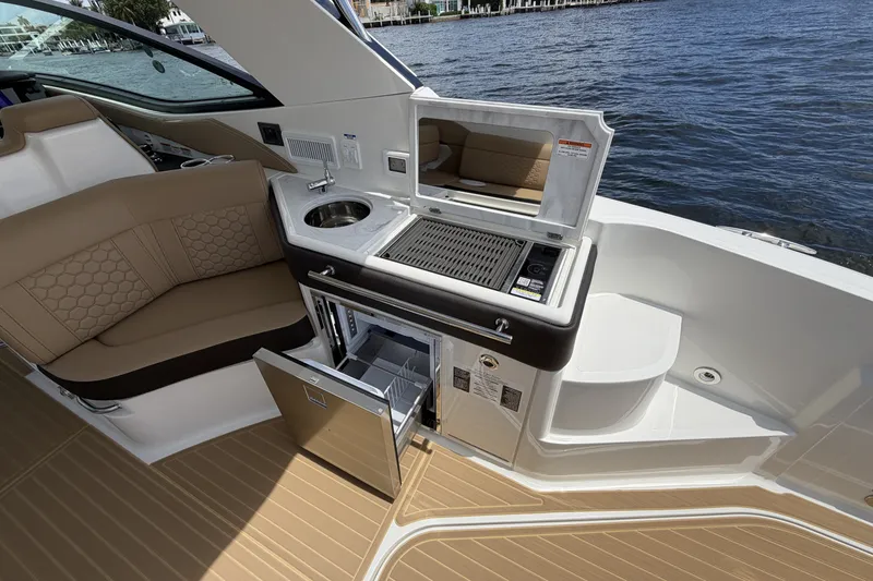 Slide: The Image of Sea Ray Sundancer 320 Outboard 2026 - 35