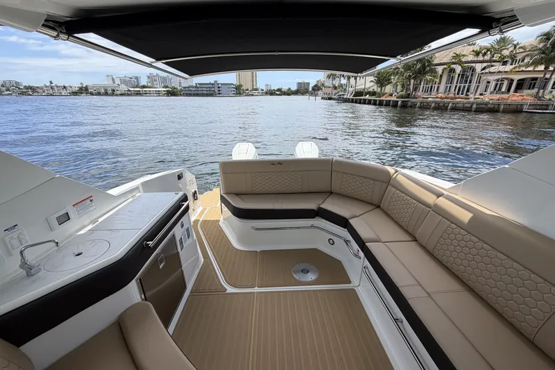 Slide: The Image of Sea Ray Sundancer 320 Outboard 2026 - 37