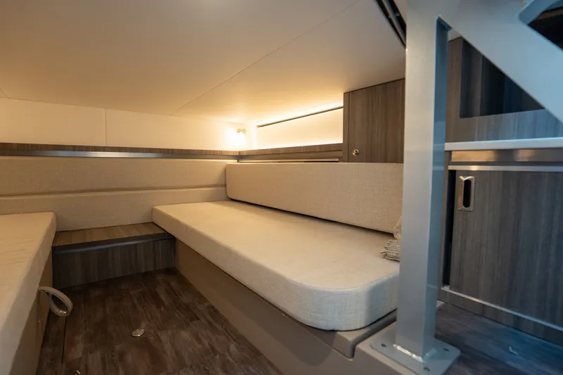 Slide: The Image of Sea Ray Sundancer 320 Outboard 2026 - 18