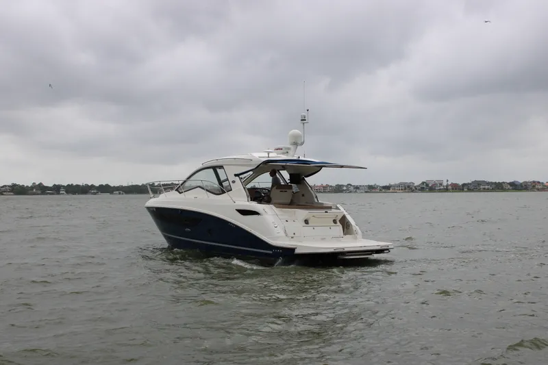 Slide: The Image of Sea Ray 350 2018 - 12