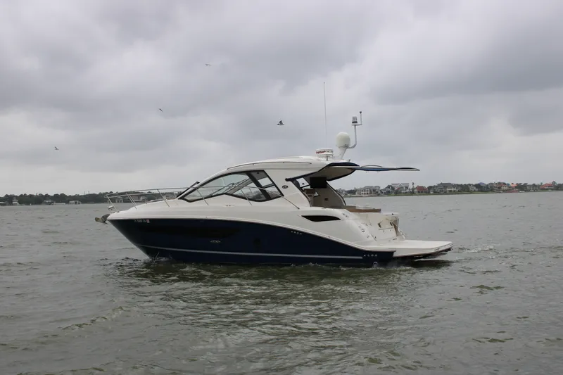 Slide: The Image of Sea Ray 350 2018 - 13