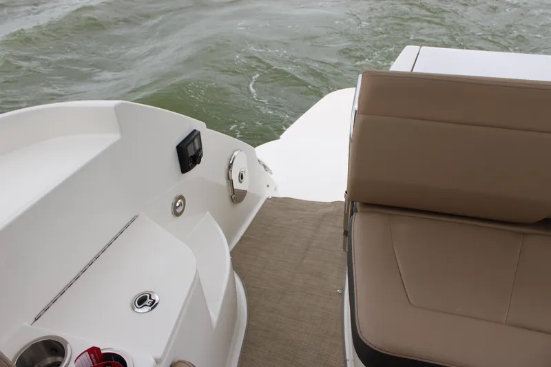 Slide: The Image of Sea Ray 350 2018 - 14