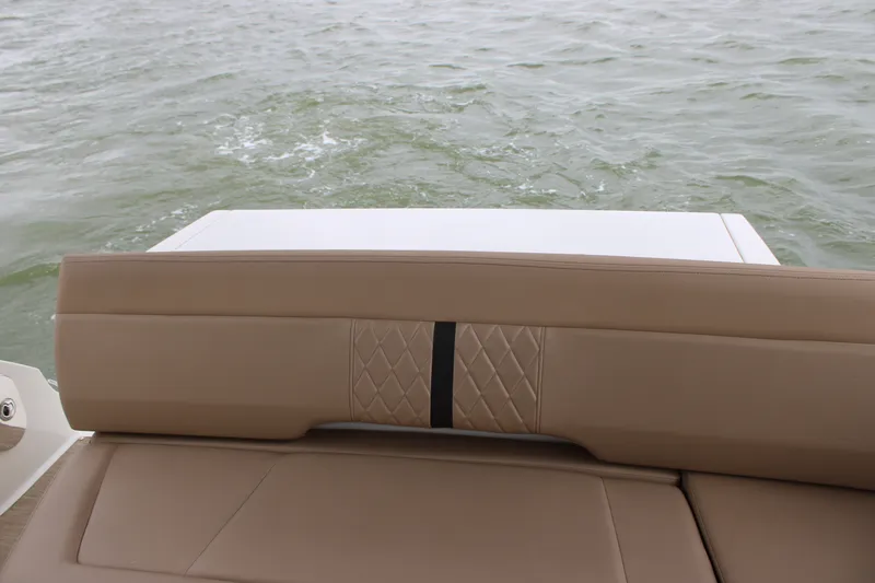 Slide: The Image of Sea Ray 350 2018 - 15