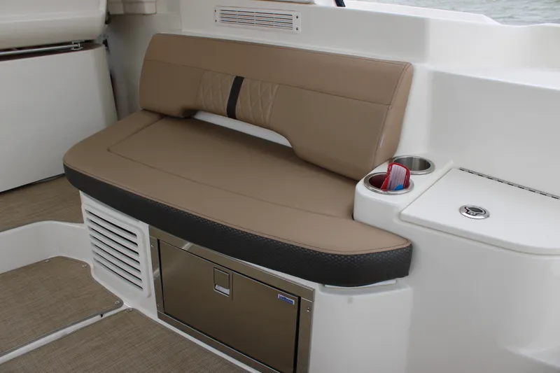 Slide: The Image of Sea Ray 350 2018 - 18