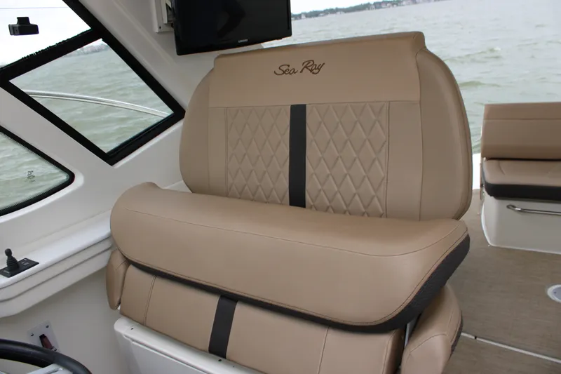 Slide: The Image of Sea Ray 350 2018 - 26