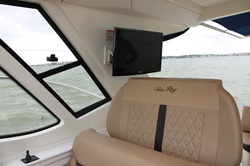 Slide: The Image of Sea Ray 350 2018 - 27