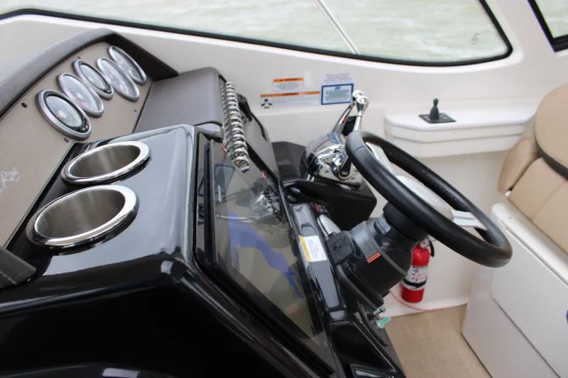 Slide: The Image of Sea Ray 350 2018 - 28