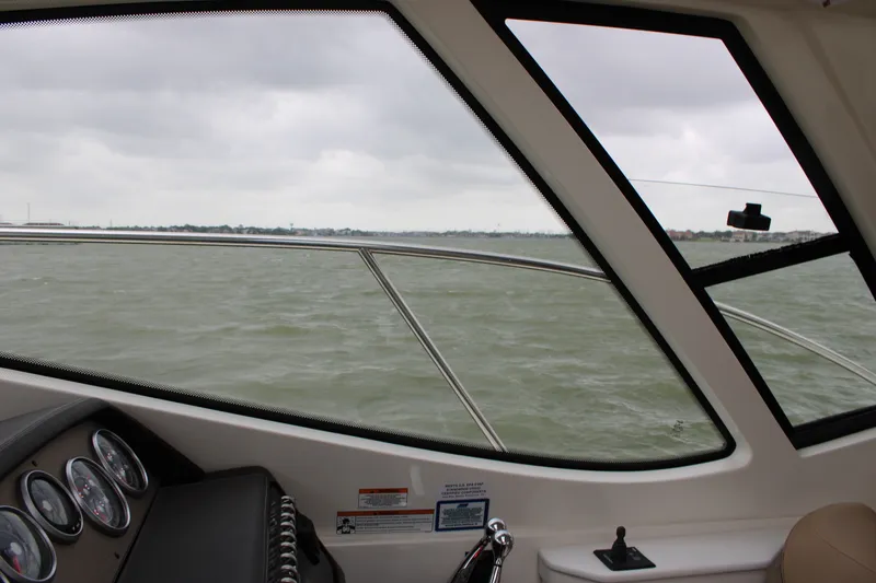 Slide: The Image of Sea Ray 350 2018 - 29