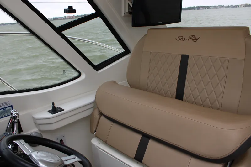 Slide: The Image of Sea Ray 350 2018 - 30
