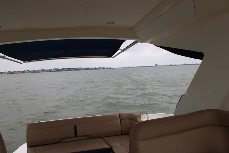 Slide: The Image of Sea Ray 350 2018 - 31