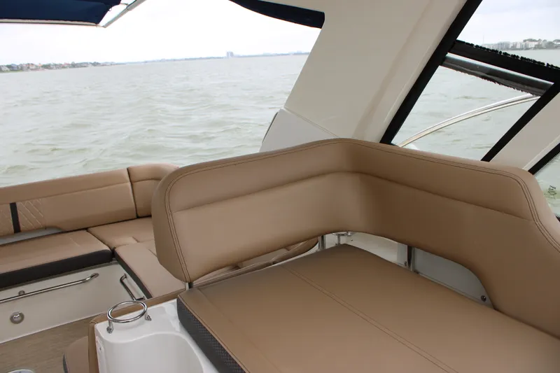 Slide: The Image of Sea Ray 350 2018 - 32