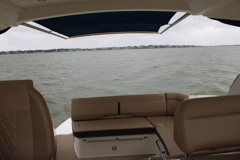 Slide: The Image of Sea Ray 350 2018 - 33