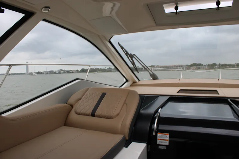 Slide: The Image of Sea Ray 350 2018 - 34