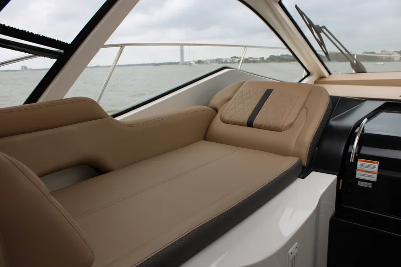 Slide: The Image of Sea Ray 350 2018 - 35