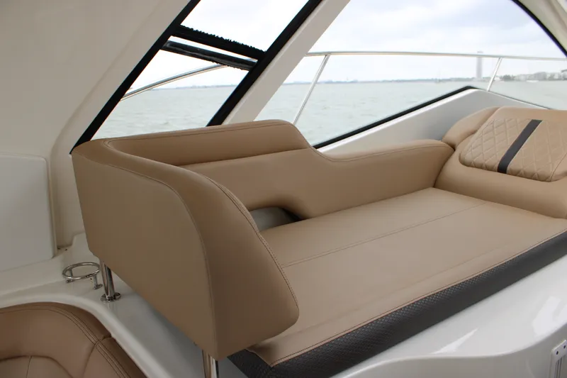 Slide: The Image of Sea Ray 350 2018 - 36