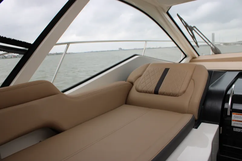 Slide: The Image of Sea Ray 350 2018 - 38