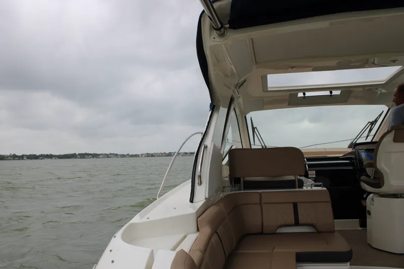 Slide: The Image of Sea Ray 350 2018 - 39