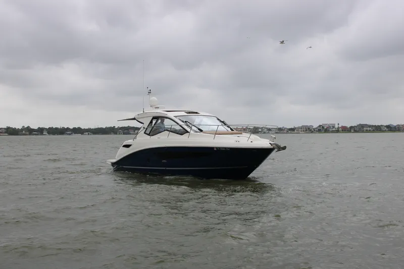 Slide: The Image of Sea Ray 350 2018 - 4