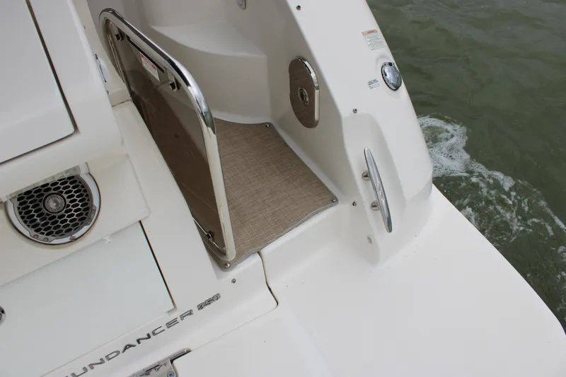 Slide: The Image of Sea Ray 350 2018 - 42